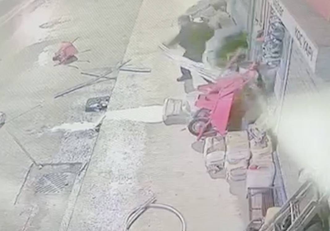 Sokak ortasında tuhaf olay! Eline geleni sokağa attı: Marketin camını patlattı 2